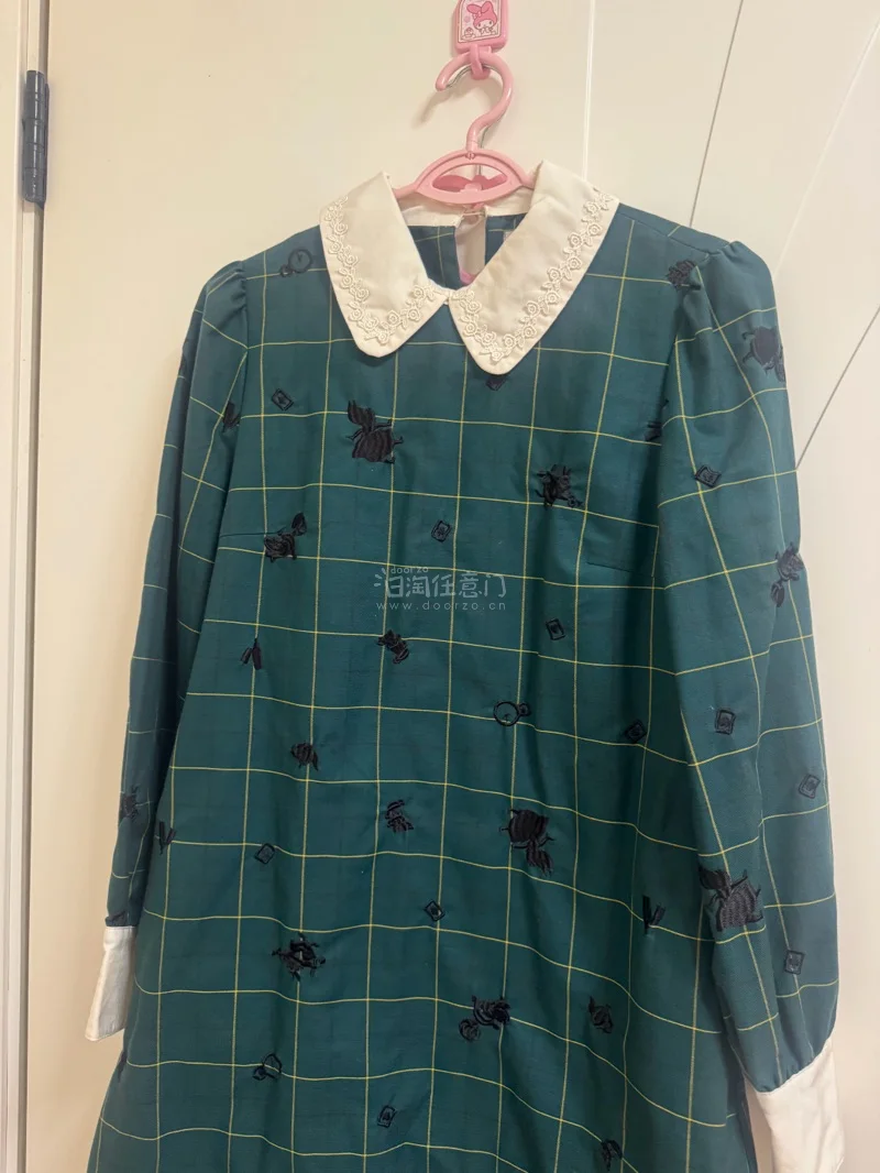 这双鞋子是原价很贵的一双，没想到竟然在平台上简陋了一双状态这么好的鞋子！只要400块钱不到他的原价要¥1000。??还有买到了漂亮的裙子送给闺蜜~原价也是超级贵。真的超适合捡漏