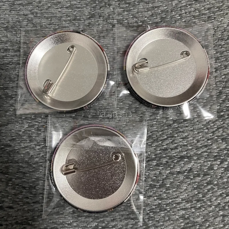 又在挖煤姬上切到了心心念念的致命至爱周边！这次挖到了新年吧唧，品相都超棒，几乎全新，太满足啦?
用挖煤姬切骏河屋真的很省心，页面浏览清晰，下单流程顺畅，包装也裹得严严实实，完全不用担心宝贝会磕碰。吧唧细节都超精致，每一个都戳中我的心巴！会继续用挖煤姬和任意门蹲更多可...