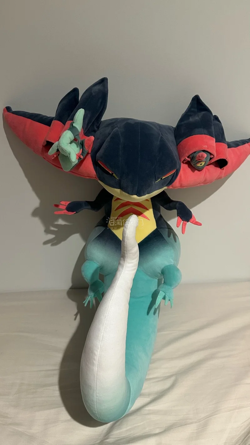 这款50厘米多龙巴鲁托超大玩偶太惊艳！完美复刻宝可梦帅气外形，细节精致，配色还原度拉满。超柔面料亲肤软糯，填充饱满扎实，抱感超治愈。超大尺寸气场十足，摆在家里颜值超高，既是可爱抱枕，又是收藏好物，宝可梦迷闭眼入！