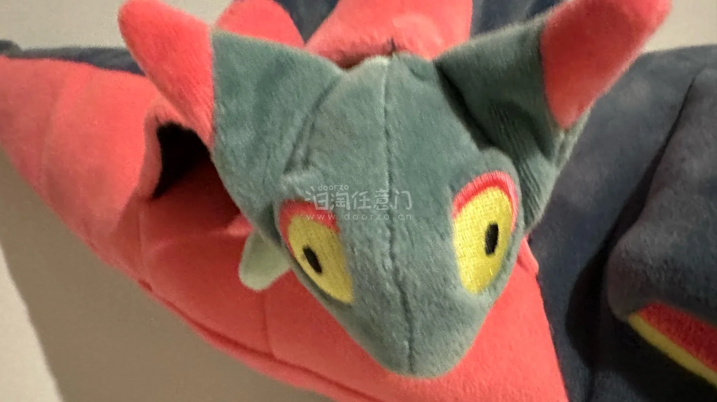 这款50厘米多龙巴鲁托超大玩偶太惊艳！完美复刻宝可梦帅气外形，细节精致，配色还原度拉满。超柔面料亲肤软糯，填充饱满扎实，抱感超治愈。超大尺寸气场十足，摆在家里颜值超高，既是可爱抱枕，又是收藏好物，宝可梦迷闭眼入！