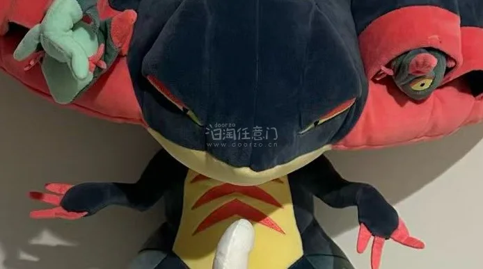 这款50厘米多龙巴鲁托超大玩偶太惊艳！完美复刻宝可梦帅气外形，细节精致，配色还原度拉满。超柔面料亲肤软糯，填充饱满扎实，抱感超治愈。超大尺寸气场十足，摆在家里颜值超高，既是可爱抱枕，又是收藏好物，宝可梦迷闭眼入！