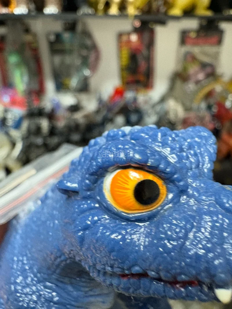 这只蓝色幼年哥斯拉软胶，纹理刻画细腻，软胶质感扎实，呆萌中带着怪兽的独特气场，是哥斯拉爱好者的收藏佳品。