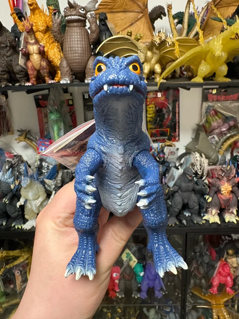 这只蓝色幼年哥斯拉软胶，纹理刻画细腻，软胶质感扎实，呆萌中带着怪兽的独特气场，是哥斯拉爱好者的收藏佳品。