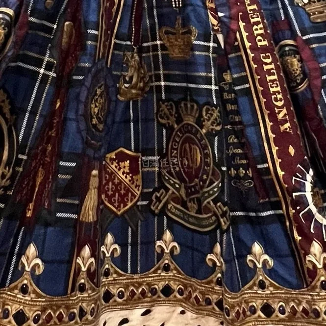 这套洛丽塔裙装设计精致，蕾丝花边与蝴蝶结搭配巧妙，颜色也很正。面料舒适亲肤，做工精细无线头。上身效果绝美，很显气质，值得入手。 