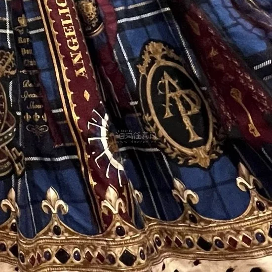 这套洛丽塔裙装设计精致，蕾丝花边与蝴蝶结搭配巧妙，颜色也很正。面料舒适亲肤，做工精细无线头。上身效果绝美，很显气质，值得入手。 