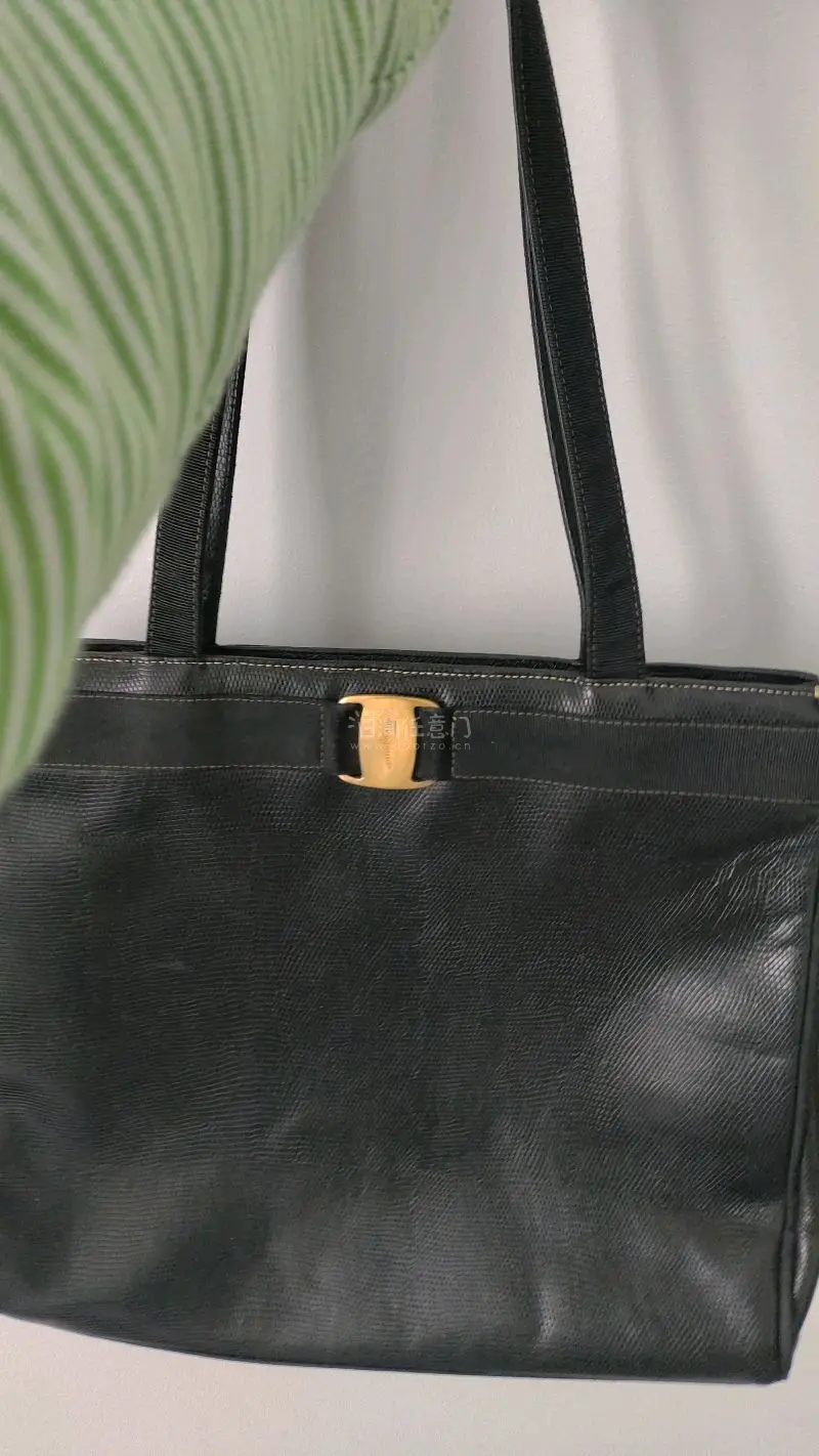 终于收到我的梦中情包啦！等了好久，终于到了。
菲拉格慕这只经典托特真的很棒，拿到手就被质感惊艳到。十字纹的皮质又耐造又有质感，摸起来很舒服，黑色也完全不挑衣服，通勤、上学背都很合适。容量也够大，电脑、文件、雨伞都能塞进去，很适合打工人。中古包能收到这么好的状态真的很...