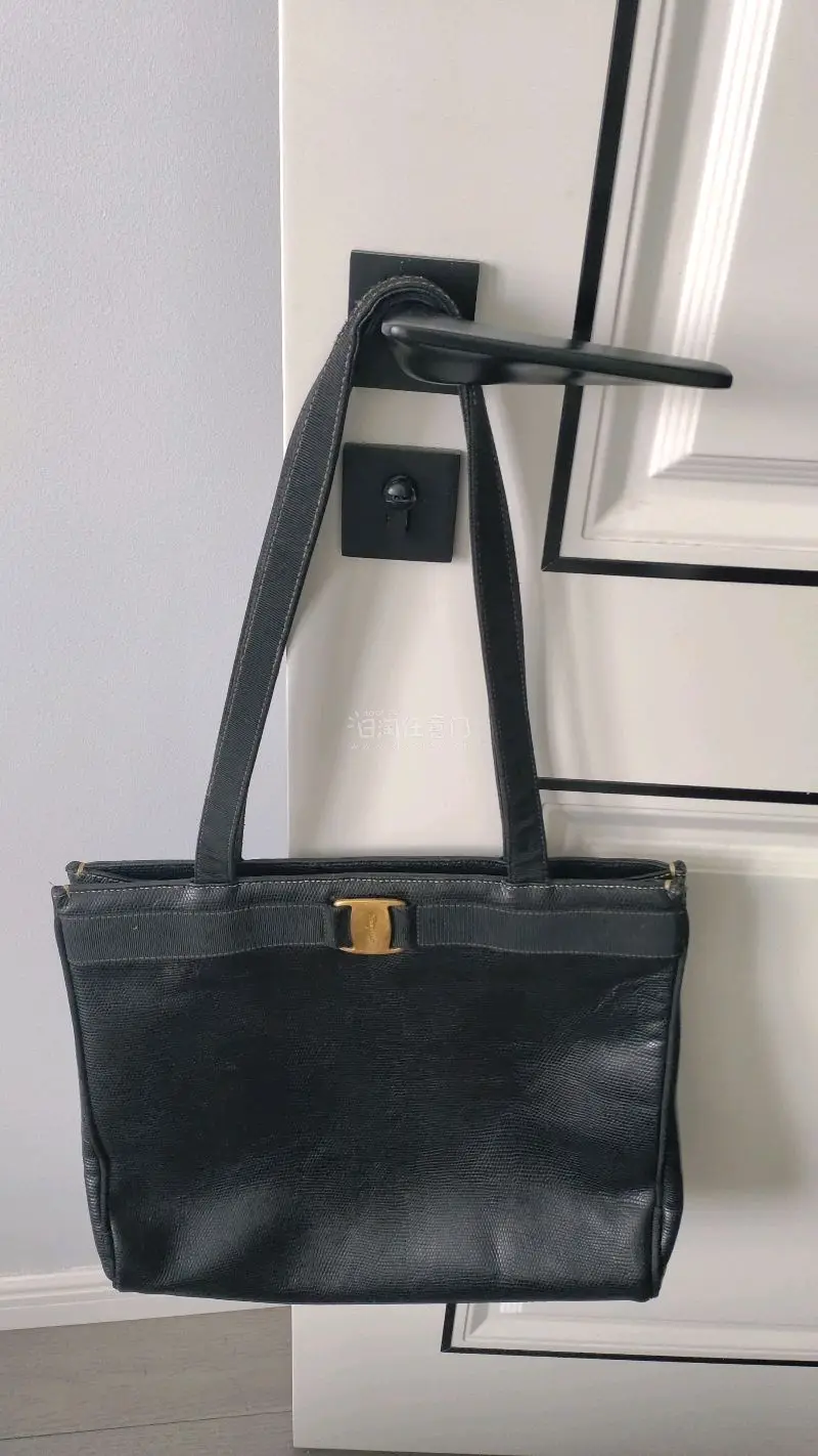 终于收到我的梦中情包啦！等了好久，终于到了。
菲拉格慕这只经典托特真的很棒，拿到手就被质感惊艳到。十字纹的皮质又耐造又有质感，摸起来很舒服，黑色也完全不挑衣服，通勤、上学背都很合适。容量也够大，电脑、文件、雨伞都能塞进去，很适合打工人。中古包能收到这么好的状态真的很...