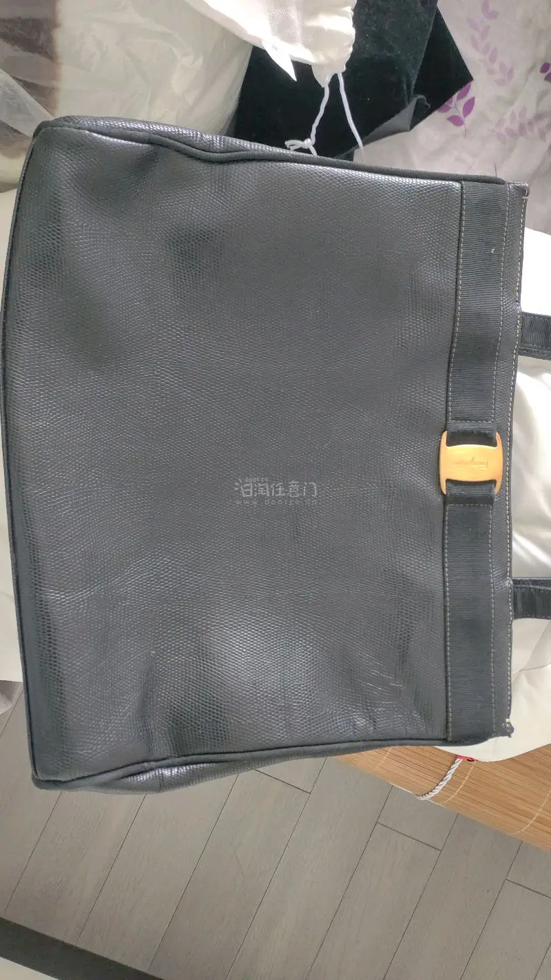 终于收到我的梦中情包啦！等了好久，终于到了。
菲拉格慕这只经典托特真的很棒，拿到手就被质感惊艳到。十字纹的皮质又耐造又有质感，摸起来很舒服，黑色也完全不挑衣服，通勤、上学背都很合适。容量也够大，电脑、文件、雨伞都能塞进去，很适合打工人。中古包能收到这么好的状态真的很...