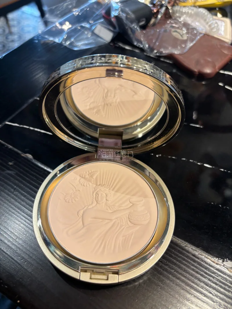 四月份收到了三样挖煤姬挖到的美妆好物，都特别满意！
挖到了嘉娜宝超好看的19年粉饼壳子，真好看啊，刚好能放进我的粉饼替换。香奈儿78一个冷门的蓝色盘，也不错（比最火的78便宜很多哈哈）。另外还有dior933，很好看的粉紫色盘子！
挖到的都是超级好价，物流也很迅速，...