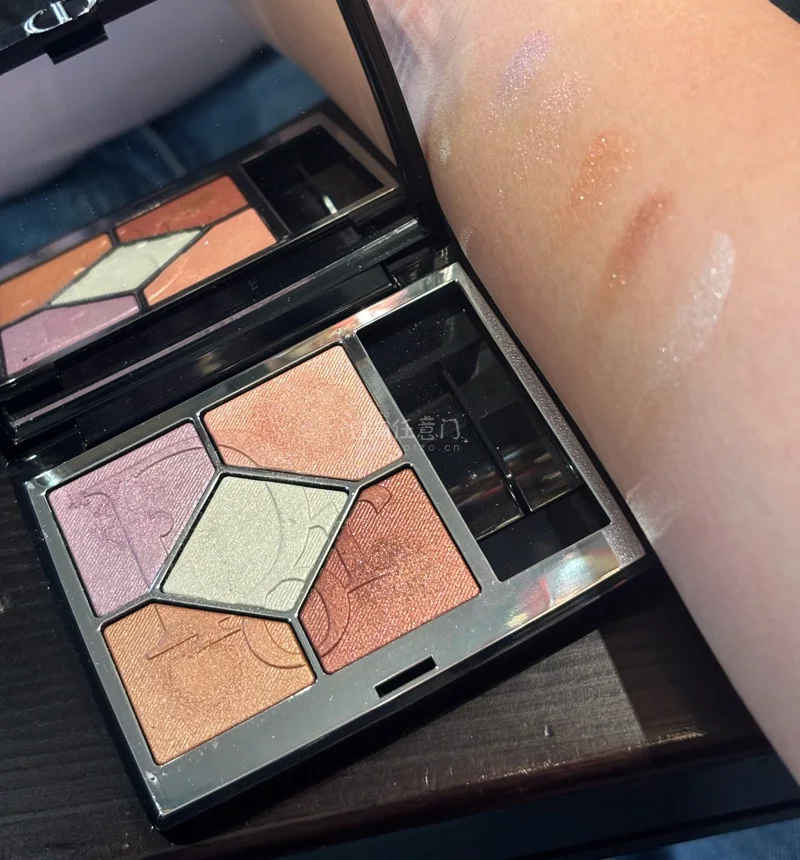 四月份收到了三样挖煤姬挖到的美妆好物，都特别满意！
挖到了嘉娜宝超好看的19年粉饼壳子，真好看啊，刚好能放进我的粉饼替换。香奈儿78一个冷门的蓝色盘，也不错（比最火的78便宜很多哈哈）。另外还有dior933，很好看的粉紫色盘子！
挖到的都是超级好价，物流也很迅速，...