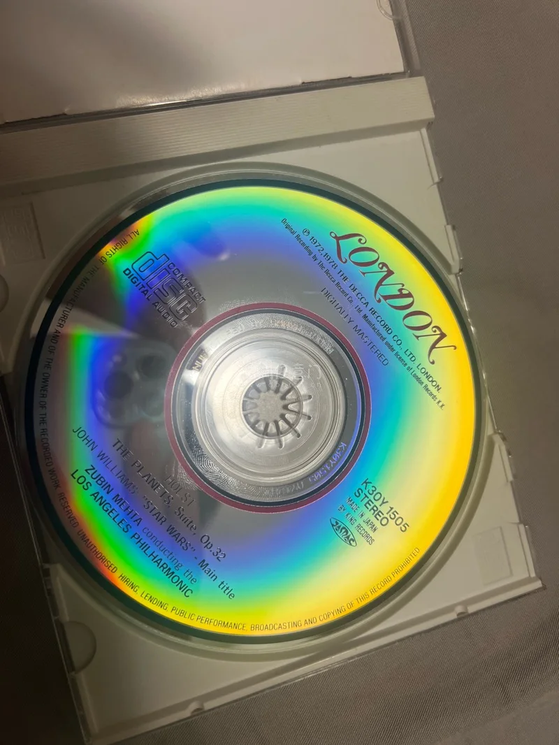 在任意门淘了很多次CD了，这次买了绫户智绘的几张CD和一张古典。温馨提示下买碟的各位，如果追求品相的话最好不要买描述带有明显使用痕迹的，这样某些对品相定义比较低的卖家的CD就容易有比较多的划痕