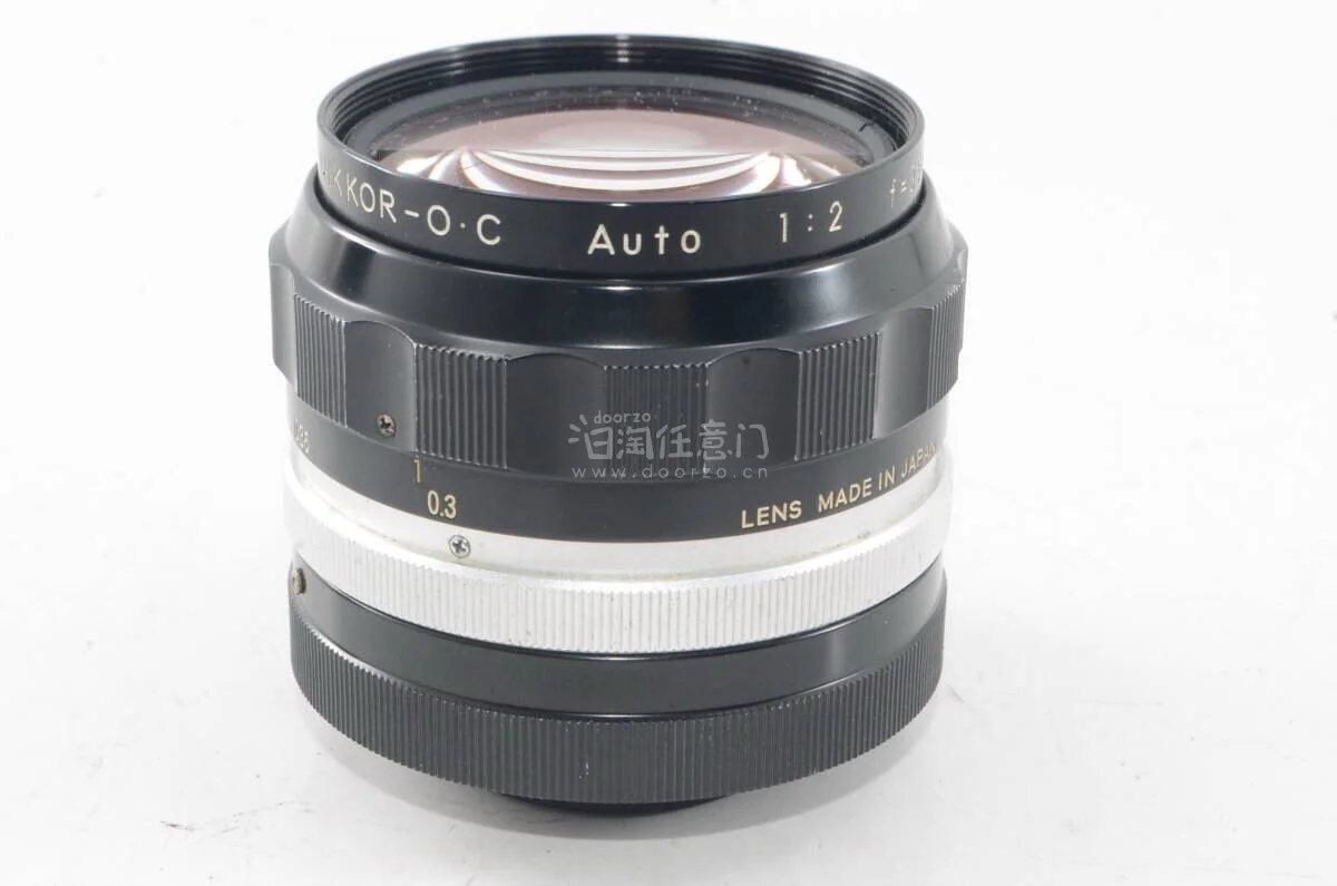 尼康的这颗 35mm F2 的镜头口碑算是相当不错了。全开光圈下中心仍能保持一定锐度，光圈收一档到 F2.8 数码感会愈发强烈，中心锐度个人感觉已经能喂饱 135 胶片。镜头色彩油润 O.C 的多层镀膜在灯光下相当绚丽，观赏性极佳

海淘相较划算，相较国内市场成色新...