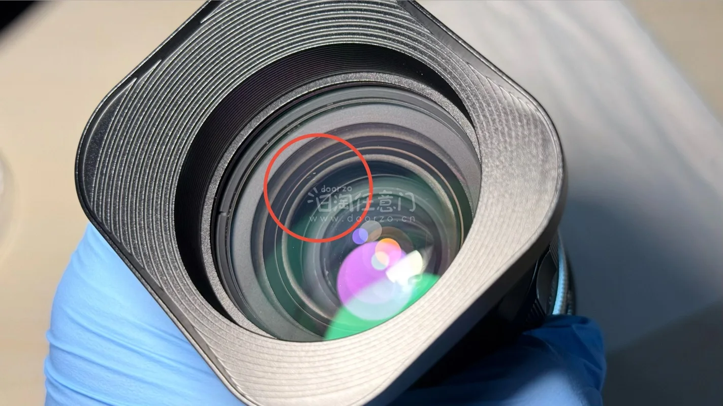 尼康的这颗 35mm F2 的镜头口碑算是相当不错了。全开光圈下中心仍能保持一定锐度，光圈收一档到 F2.8 数码感会愈发强烈，中心锐度个人感觉已经能喂饱 135 胶片。镜头色彩油润 O.C 的多层镀膜在灯光下相当绚丽，观赏性极佳

海淘相较划算，相较国内市场成色新...