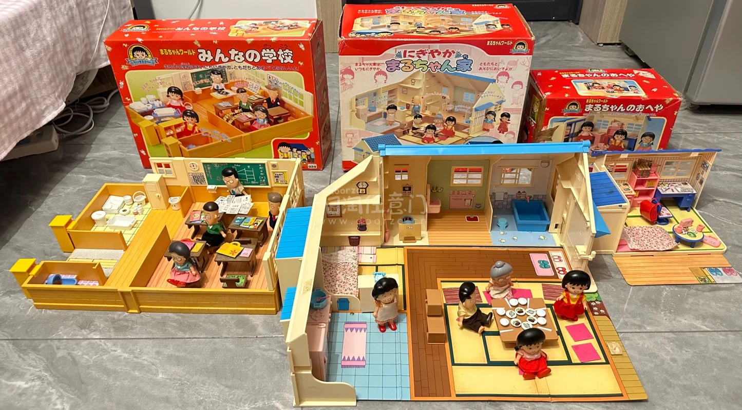 又在挖煤姬买买买啦
这次买了小丸子大家的学校、热闹的丸子家、小丸子的房间，一下子多了好多小玩偶，感觉好热闹[大笑R][大笑R]
收快递的时候超大一箱，都平安到家啦，一点没有破损