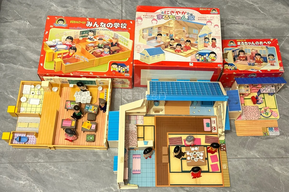 又在挖煤姬买买买啦
这次买了小丸子大家的学校、热闹的丸子家、小丸子的房间，一下子多了好多小玩偶，感觉好热闹[大笑R][大笑R]
收快递的时候超大一箱，都平安到家啦，一点没有破损