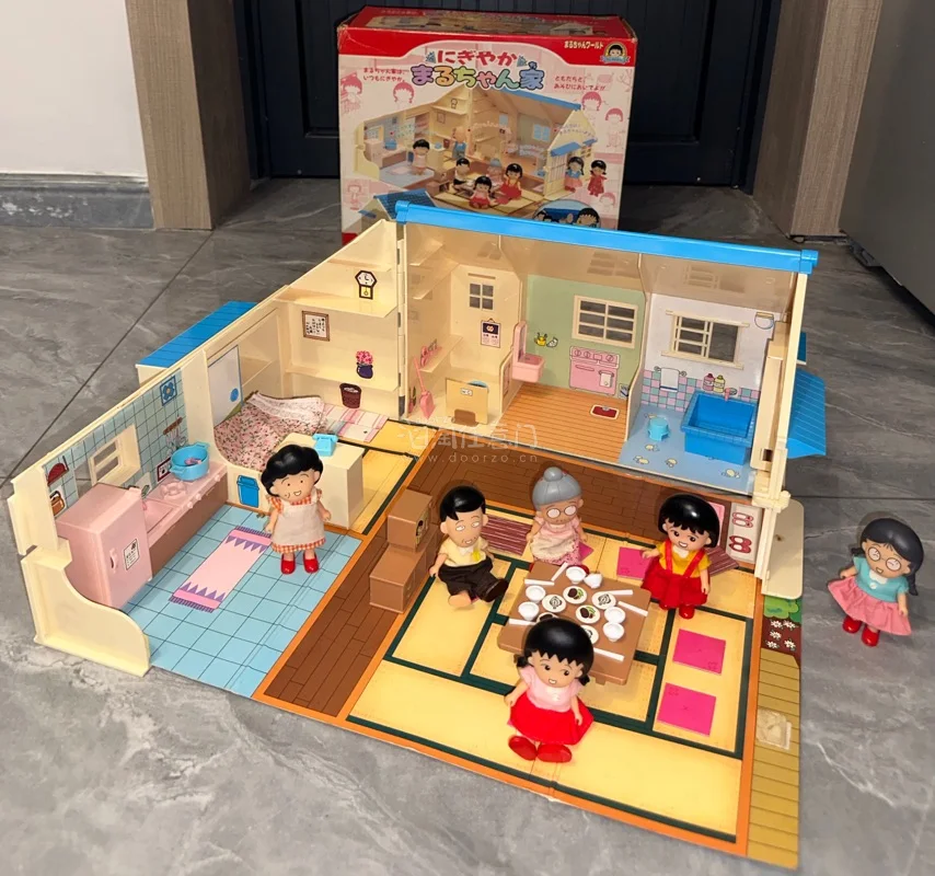 又在挖煤姬买买买啦
这次买了小丸子大家的学校、热闹的丸子家、小丸子的房间，一下子多了好多小玩偶，感觉好热闹[大笑R][大笑R]
收快递的时候超大一箱，都平安到家啦，一点没有破损