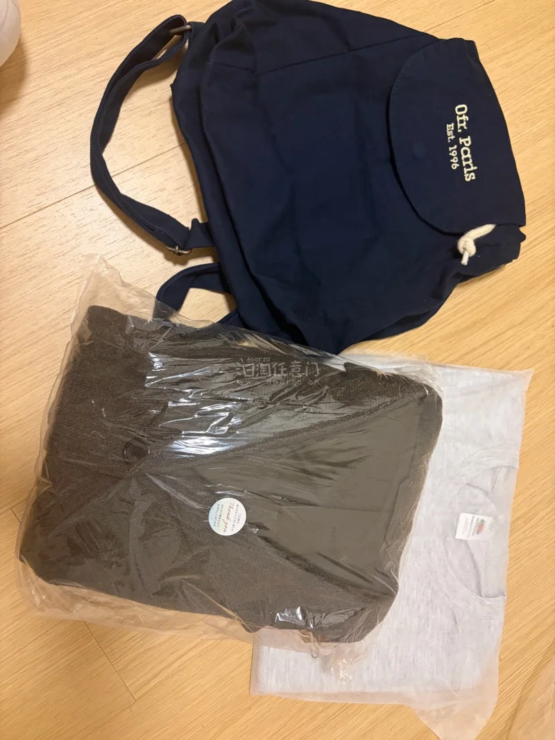 这次打算尝试一下不同的风格穿搭，买了Ofr Paris的藏蓝色双肩包，小小一只，很可爱，Urbanic30的灰色T恤也很可爱～