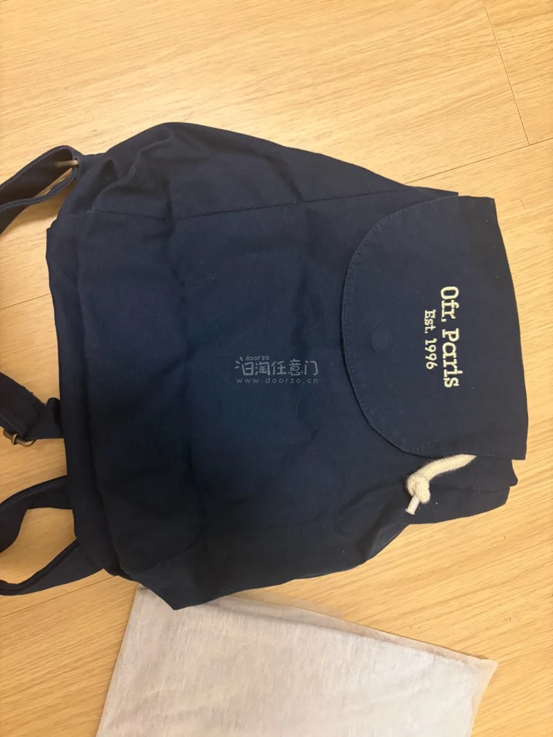 这次打算尝试一下不同的风格穿搭，买了Ofr Paris的藏蓝色双肩包，小小一只，很可爱，Urbanic30的灰色T恤也很可爱～