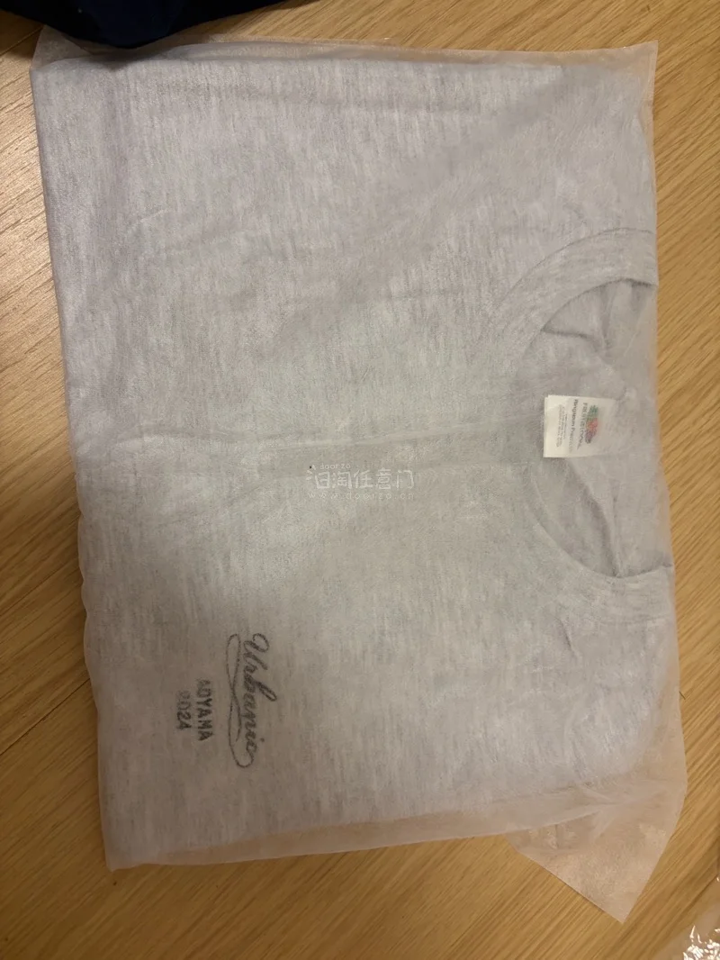 这次打算尝试一下不同的风格穿搭，买了Ofr Paris的藏蓝色双肩包，小小一只，很可爱，Urbanic30的灰色T恤也很可爱～