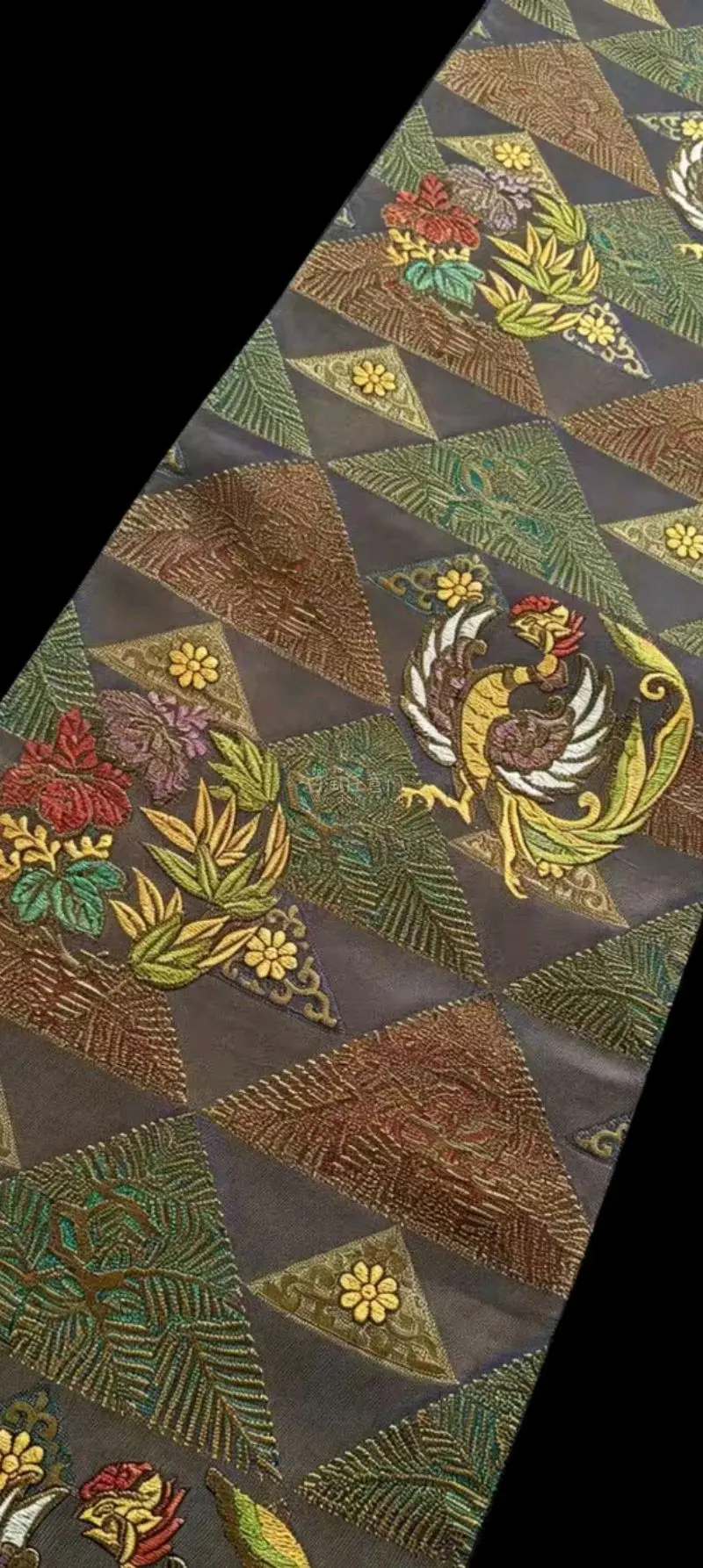 在挖煤姬上买到的一条金华山织的和服腰带，织得很细，花纹很喜欢，品相特别的新，很开心的一次购物体验，感谢挖煤姬让我实现西阵织自由