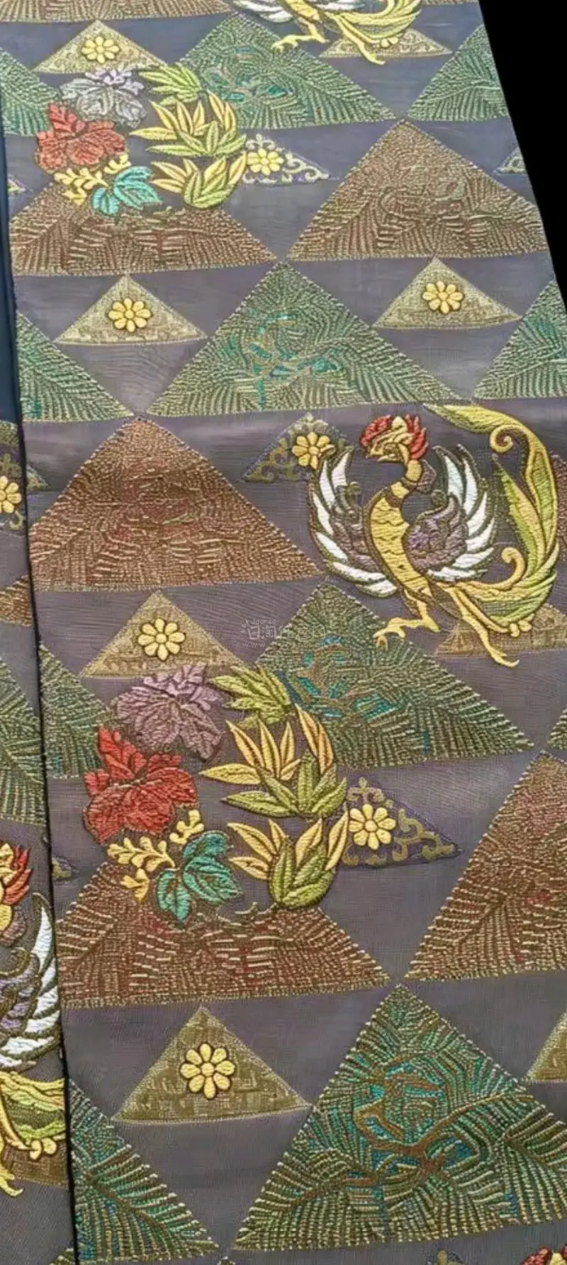 在挖煤姬上买到的一条金华山织的和服腰带，织得很细，花纹很喜欢，品相特别的新，很开心的一次购物体验，感谢挖煤姬让我实现西阵织自由