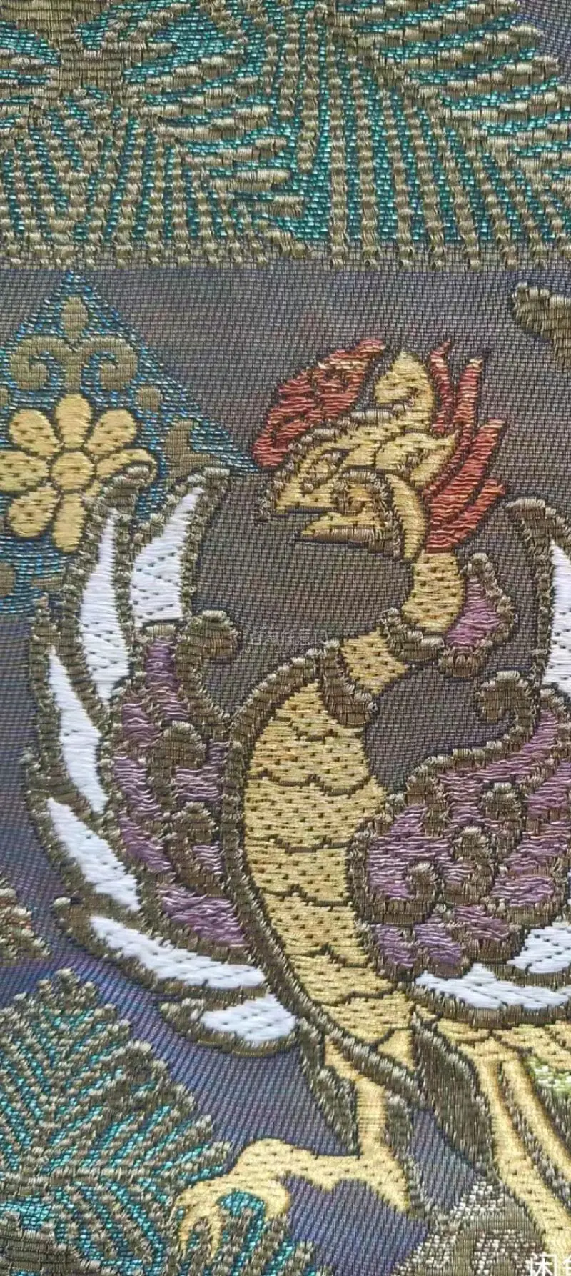 在挖煤姬上买到的一条金华山织的和服腰带，织得很细，花纹很喜欢，品相特别的新，很开心的一次购物体验，感谢挖煤姬让我实现西阵织自由