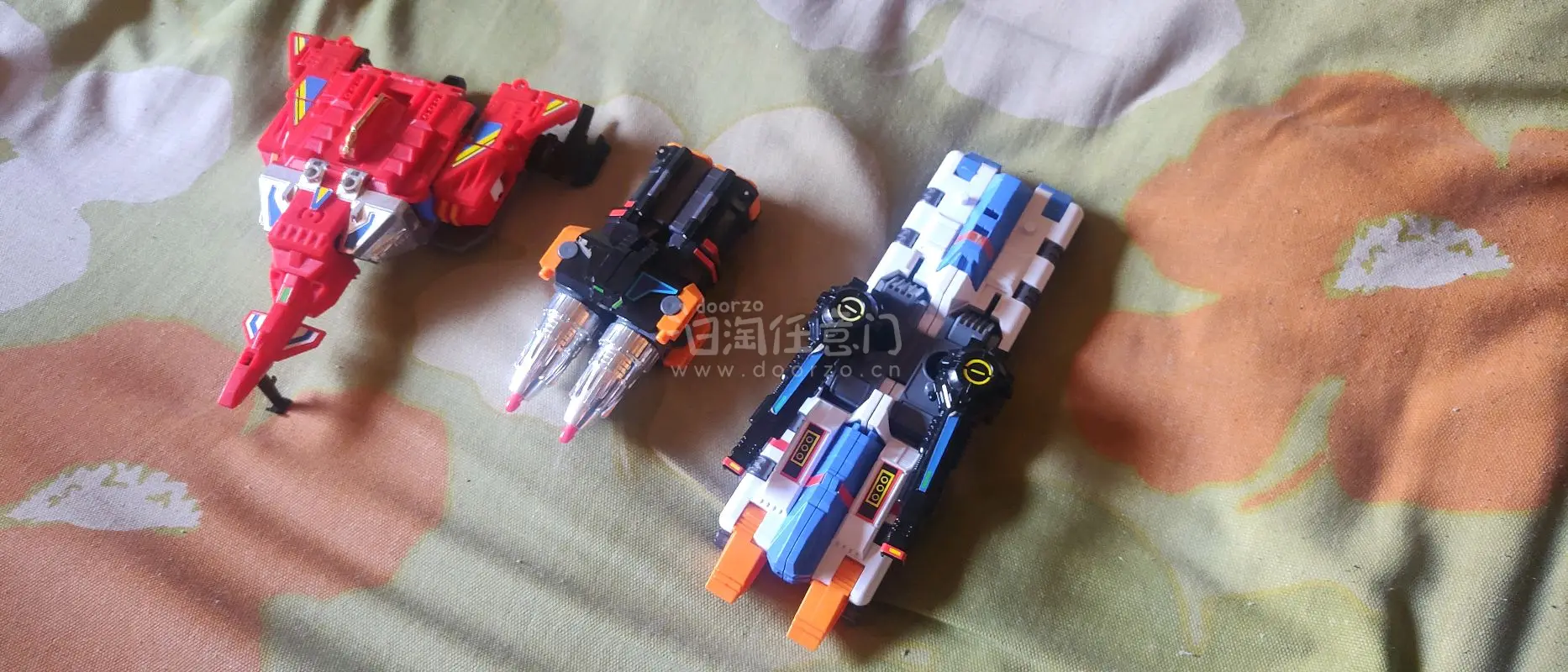 近日通过日淘平台购入Takara 1997年出品DX版雷电古利特。商品为中古款，主体成色尚可，部分配件有轻微使用痕迹，无明显缺损。下单到收货约两周，物流稳定，包装严实，无运输磕碰。商品与平台描述基本一致，合体结构与关节松紧度符合该年代玩具常态。整体流程顺畅，无额外税...