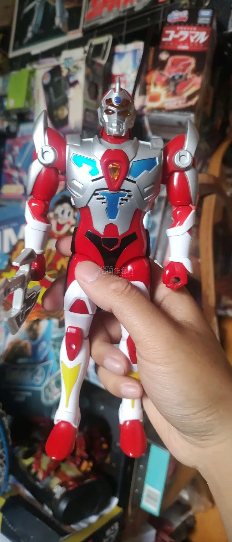 近日通过日淘平台购入Takara 1997年出品DX版雷电古利特。商品为中古款，主体成色尚可，部分配件有轻微使用痕迹，无明显缺损。下单到收货约两周，物流稳定，包装严实，无运输磕碰。商品与平台描述基本一致，合体结构与关节松紧度符合该年代玩具常态。整体流程顺畅，无额外税...