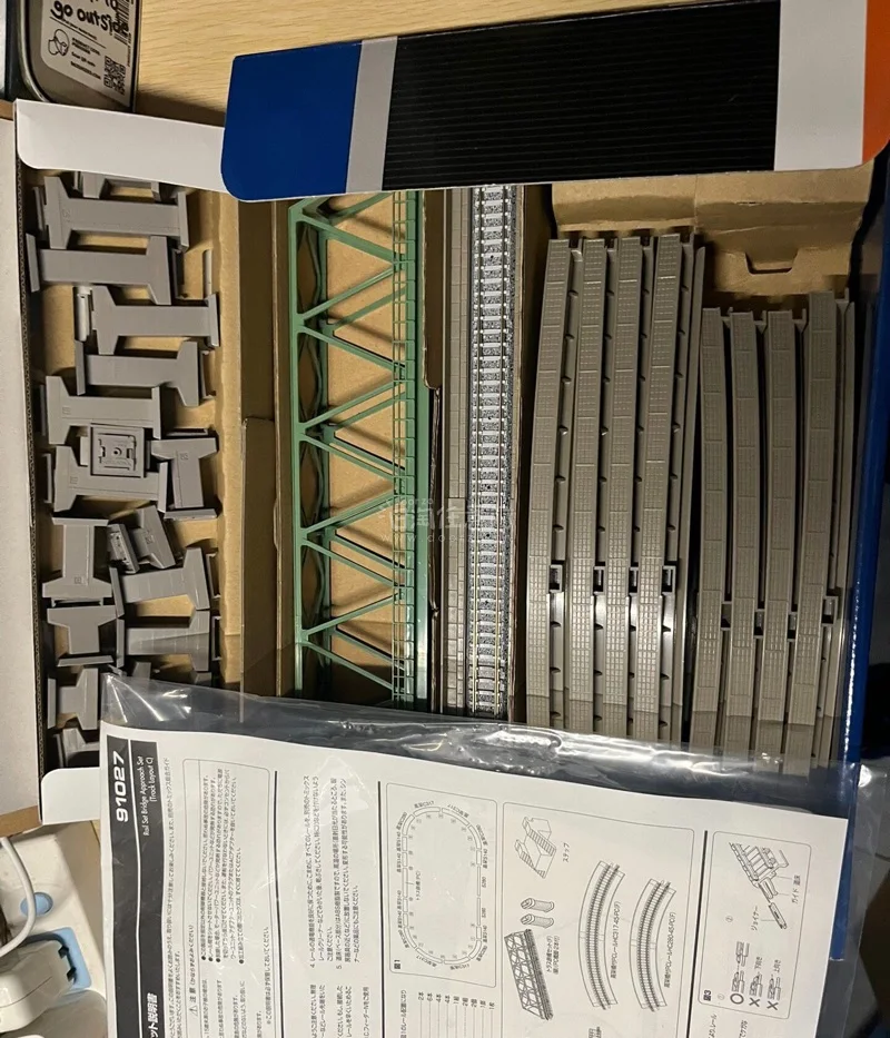 这次买到了tomix的轨道，价格很实惠只有盒子坏了一点，里面基本是全新的。用了一堆泡沫发过来的，让人安心的一次购物体验！