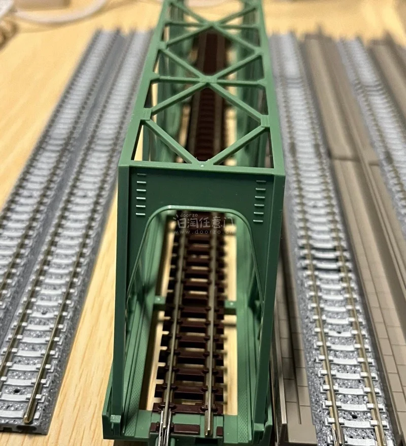 这次买到了tomix的轨道，价格很实惠只有盒子坏了一点，里面基本是全新的。用了一堆泡沫发过来的，让人安心的一次购物体验！