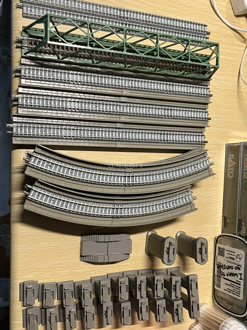 这次买到了tomix的轨道，价格很实惠只有盒子坏了一点，里面基本是全新的。用了一堆泡沫发过来的，让人安心的一次购物体验！