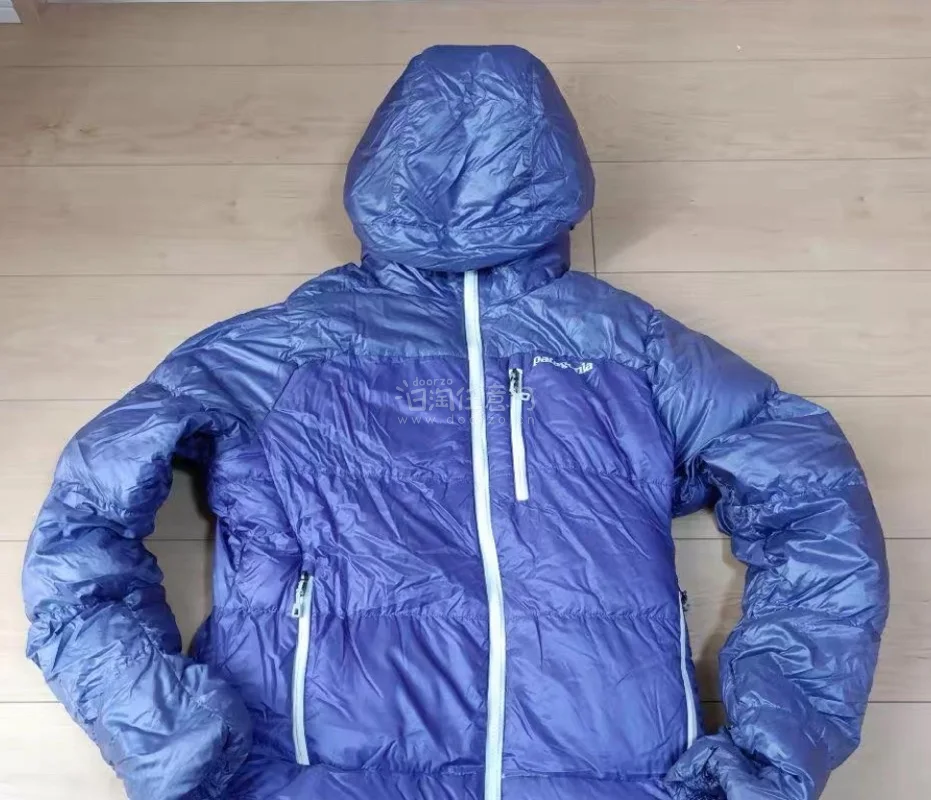 在日本可以淘到这么经典羽绒服，超轻超蓬，经典拼色，拒水防风，专业轻量户外，白鹅绒填充，90%绒子含量，极具保暖性能。帽子和下摆可松紧。颜色正。