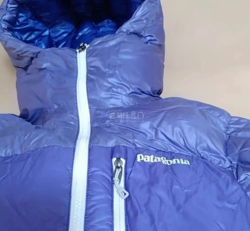 在日本可以淘到这么经典羽绒服，超轻超蓬，经典拼色，拒水防风，专业轻量户外，白鹅绒填充，90%绒子含量，极具保暖性能。帽子和下摆可松紧。颜色正。