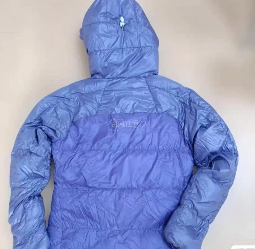 在日本可以淘到这么经典羽绒服，超轻超蓬，经典拼色，拒水防风，专业轻量户外，白鹅绒填充，90%绒子含量，极具保暖性能。帽子和下摆可松紧。颜色正。