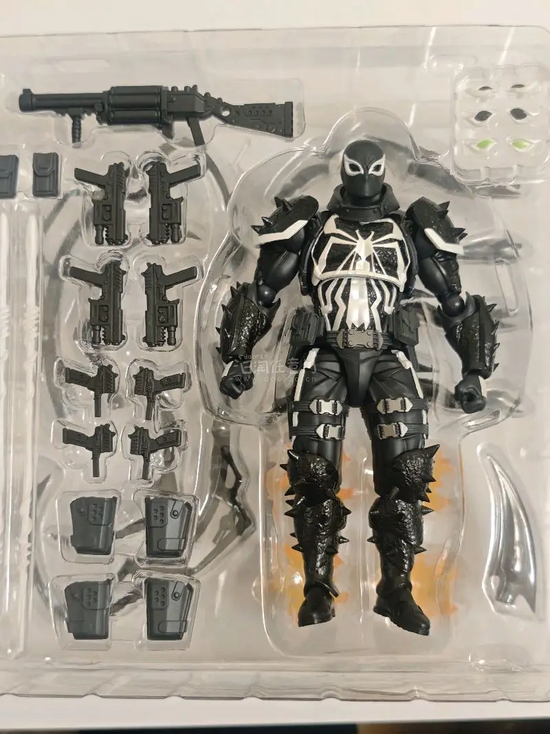 本次分享的是海洋堂惊奇山口毒液特工，这款做工很棒，关节极其丝滑，非常舒适，配件超多，量大管饱，海洋堂玩具中非常推荐的一款，感谢日淘任意门让我买到了它