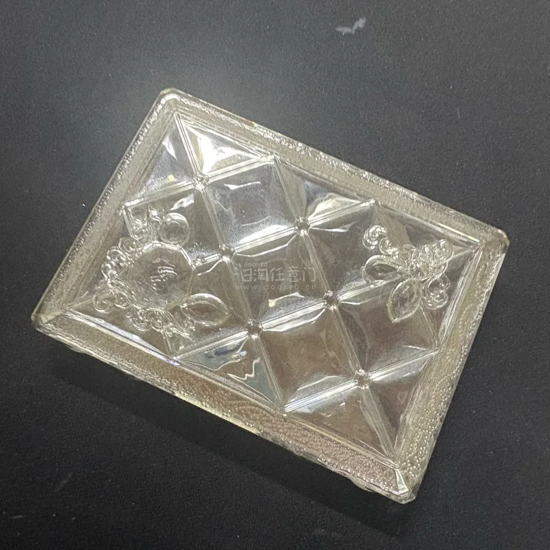 买了一些已经绝版的日系彩妆，眼影盘和高光，价格很划算！状态也很不错，物流也很快，也没有破损，包装很满意。