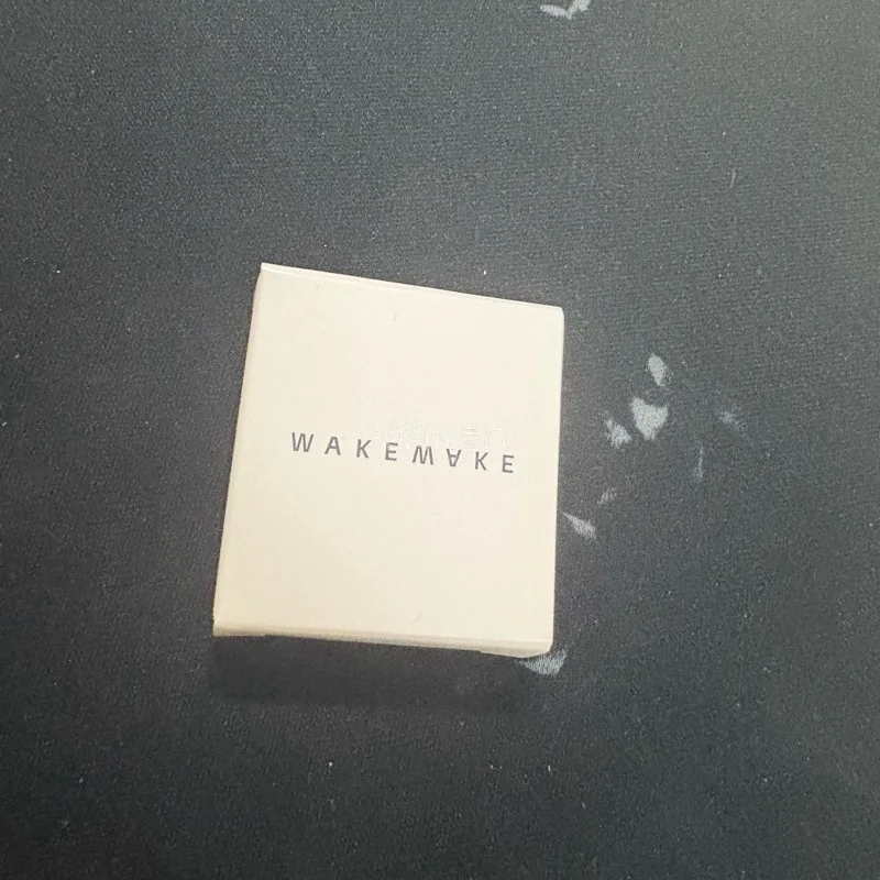 买了一些已经绝版的日系彩妆，眼影盘和高光，价格很划算！状态也很不错，物流也很快，也没有破损，包装很满意。