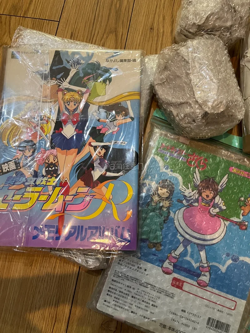 这次在挖煤姬收的美少女战士和魔卡少女樱中古周边，体验感直接拉满！平台操作超省心，从下单到合单全程清晰透明，完全不用操心。最惊喜的是打包，每本画册都用气泡膜裹得严严实实，连边角都没磕碰，细节感拉满！物流也比预期快很多，到手时品相和描述完全一致，没有任何瑕疵。中古周边收...