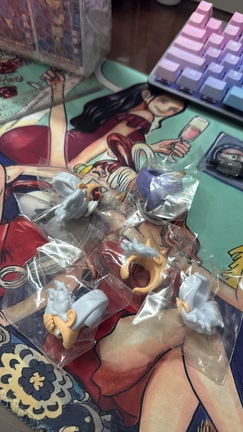 很开心限定尼卡戒指上线了全国娃娃机店，终于在挖煤姬上淘到了。这款baseshop限定的尼卡真的好可爱，以全新手办形式发售，多个尼卡表情，很棒