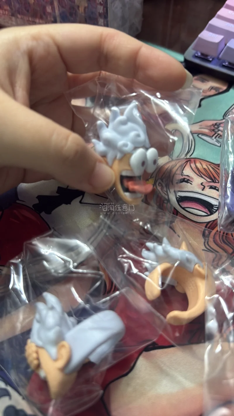 很开心限定尼卡戒指上线了全国娃娃机店，终于在挖煤姬上淘到了。这款baseshop限定的尼卡真的好可爱，以全新手办形式发售，多个尼卡表情，很棒