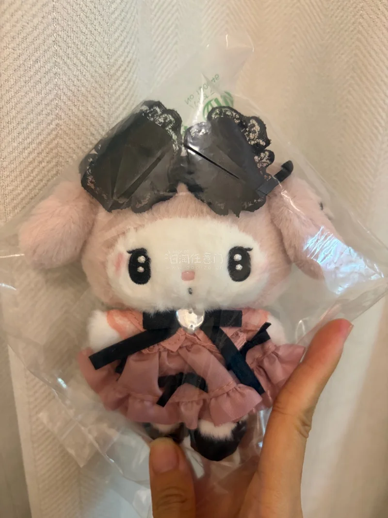 蹲了好久好久终于捕获一只超可爱的地雷一代美美！
脸好小超级萌～刚好卡税线，算下来比国内便宜～主要是超甜脸(♡>?<)/♥  这次走的纸飞机也好快，一周就到了！