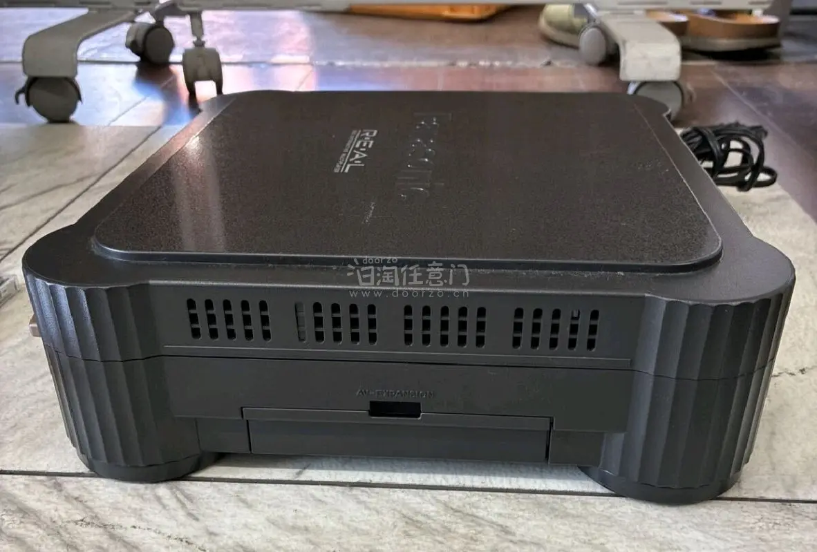 在任意门入手的游戏机成色超棒，与描述完全一致，原装无拆修，按键灵敏、运行流畅。物流加固到位，包装严实无磕碰，全程可追踪。价格比国内划算很多，客服回复及时，积分还能抵扣运费，海淘体验满分，推荐给游戏玩家，下次还会回购！