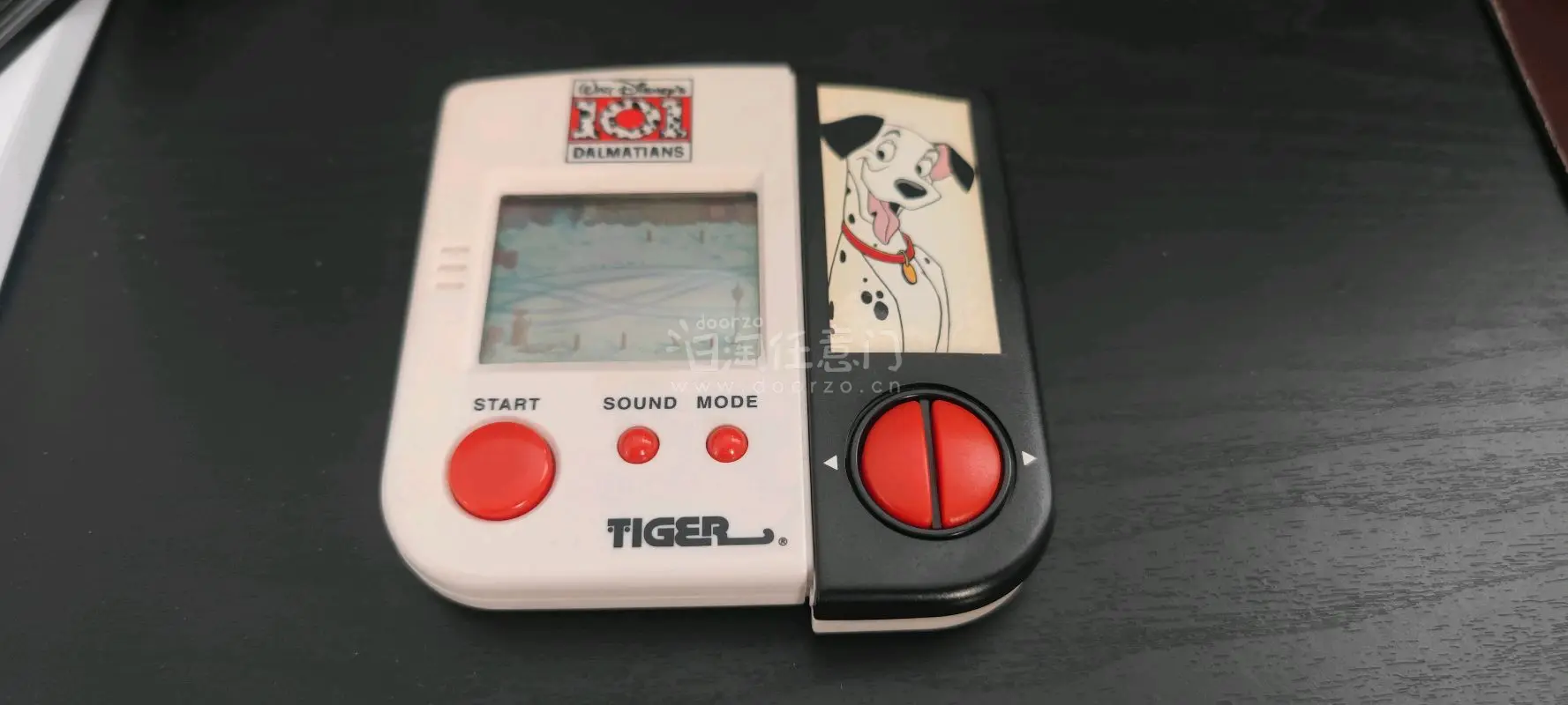 一百零一斑点狗来了，很喜欢这个动画，也喜欢动画周边的游戏机。不过可笑的是台译总是会让人很意外，一百零一斑点狗生生翻译成101忠狗。