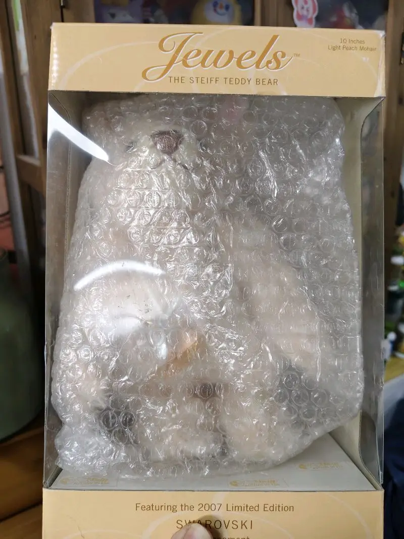 跨越山海的温柔，在挖煤姬邂逅经典。
2007年施泰夫与施华洛世奇联名力作，分Jewels(桃色珠宝款)与Poinsettia(银灰一品红款)，均为10英寸(约26cm)德国制造，全球限量发行。
 我的这只崽崽是 ?Jewels：浅桃色马海毛，心形绣线鼻，左耳桃粉色水...