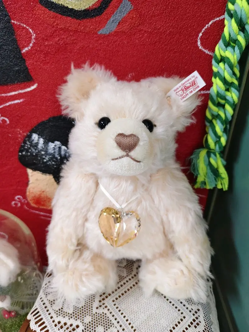 跨越山海的温柔，在挖煤姬邂逅经典。
2007年施泰夫与施华洛世奇联名力作，分Jewels(桃色珠宝款)与Poinsettia(银灰一品红款)，均为10英寸(约26cm)德国制造，全球限量发行。
 我的这只崽崽是 ?Jewels：浅桃色马海毛，心形绣线鼻，左耳桃粉色水...