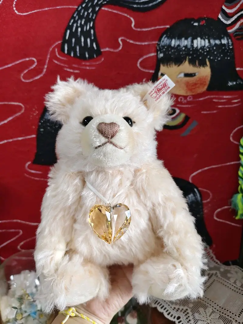 跨越山海的温柔，在挖煤姬邂逅经典。
2007年施泰夫与施华洛世奇联名力作，分Jewels(桃色珠宝款)与Poinsettia(银灰一品红款)，均为10英寸(约26cm)德国制造，全球限量发行。
 我的这只崽崽是 ?Jewels：浅桃色马海毛，心形绣线鼻，左耳桃粉色水...