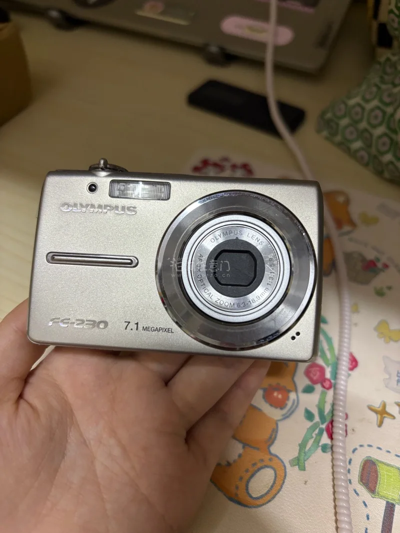 切的是一台奥林巴斯的ccd和富士拍立得！依旧选的是EMS物流！效率非常高！速度很快！！十分推荐！！！