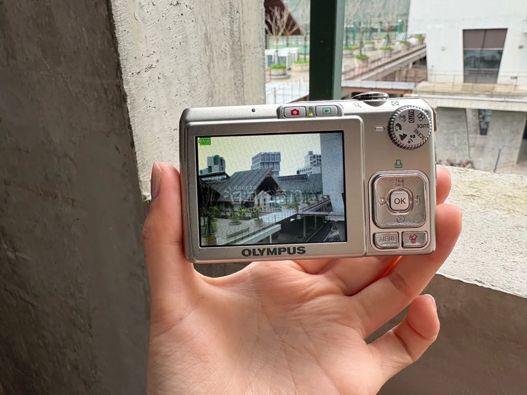 切的是一台奥林巴斯的ccd和富士拍立得！依旧选的是EMS物流！效率非常高！速度很快！！十分推荐！！！