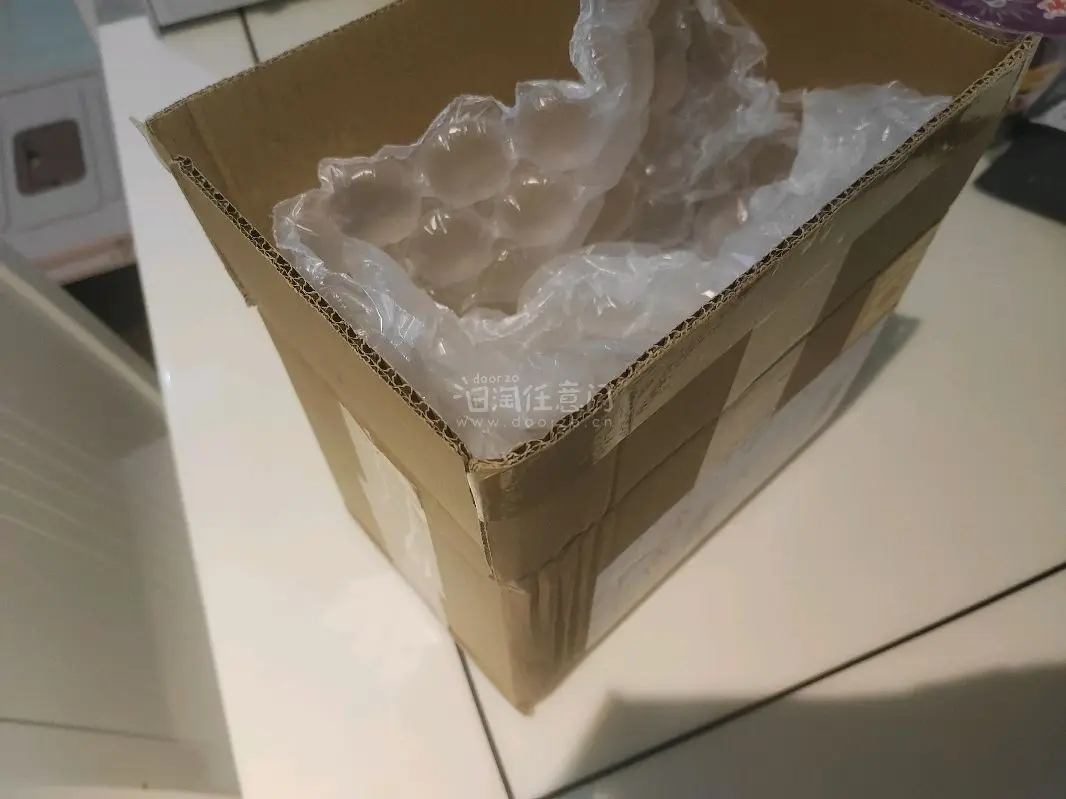 很满意开心的一次购物体验，国际物流挺快的，大概十天就到了，这是我第一次用挖煤姬代购，没想到这么方便，我没有选加固服务，但平台还是为我免费提供了新的纸箱和气泡膜加固，明信片也是安全到家，没有一点折痕