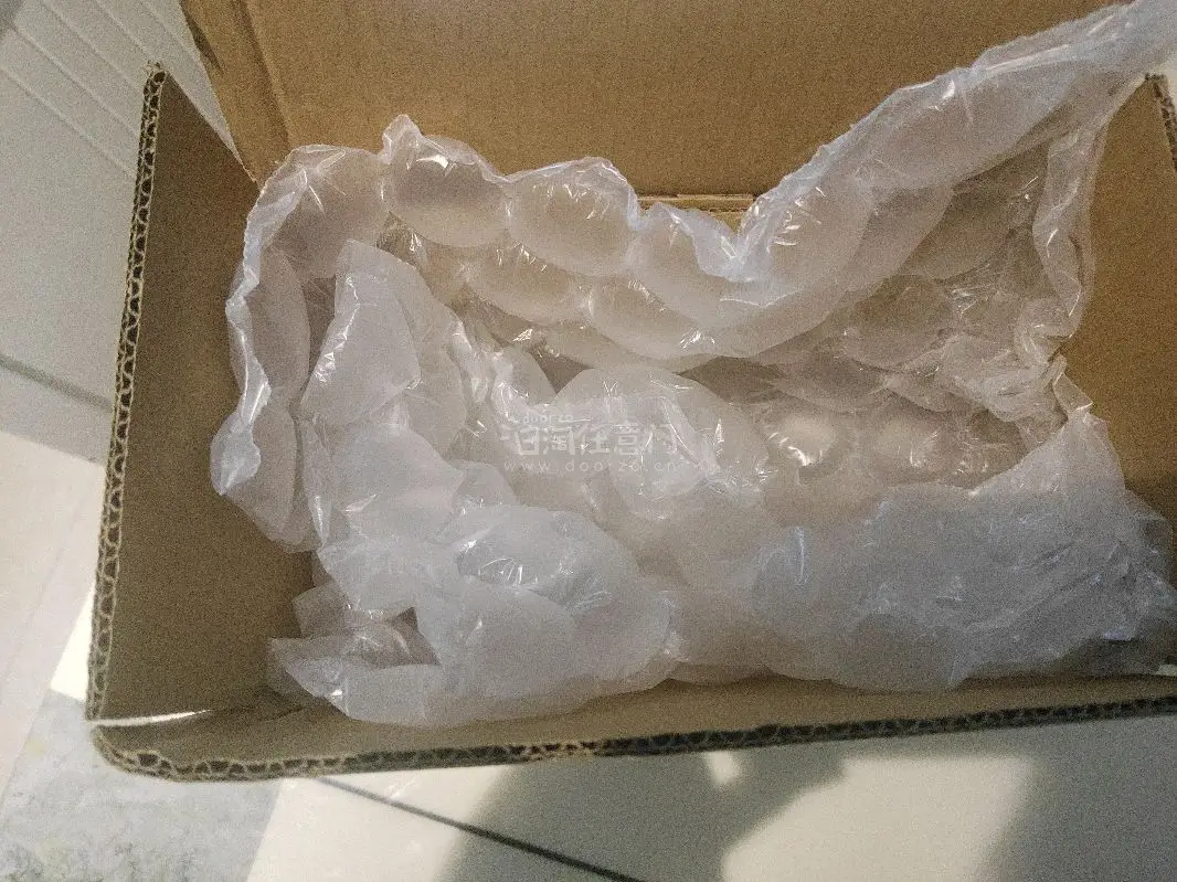 很满意开心的一次购物体验，国际物流挺快的，大概十天就到了，这是我第一次用挖煤姬代购，没想到这么方便，我没有选加固服务，但平台还是为我免费提供了新的纸箱和气泡膜加固，明信片也是安全到家，没有一点折痕